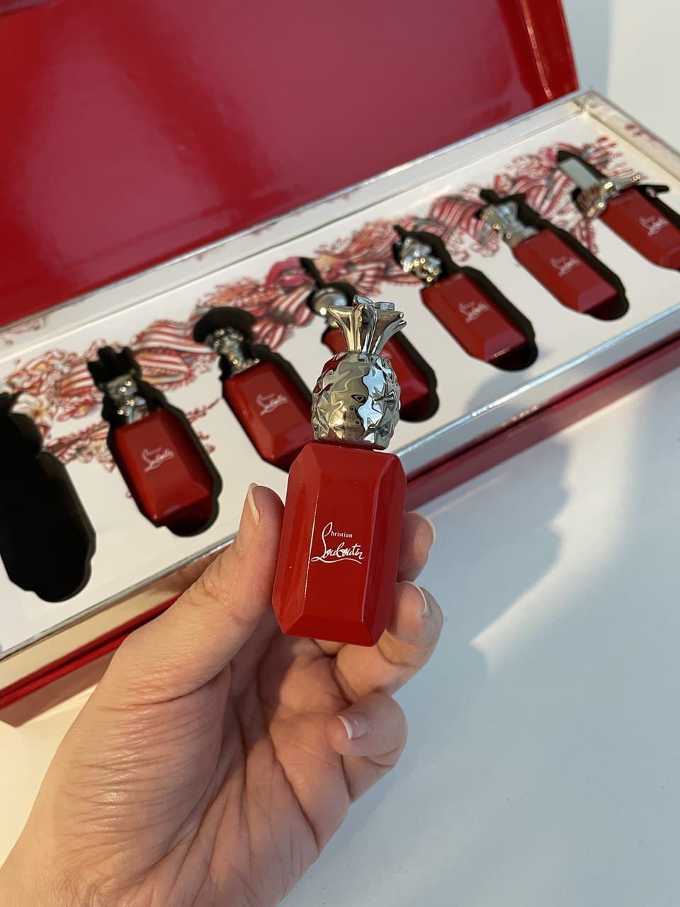 CHRISTIAN LOUBOUTIN 7in1 (7x9ML) WITH PAPER BAG SET